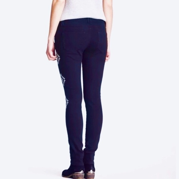 ROMEO & JULIET COUTURE Embroidered Jeans - Picture 2 of 8